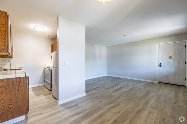 1BR, 1BA - 520SF - Living Room