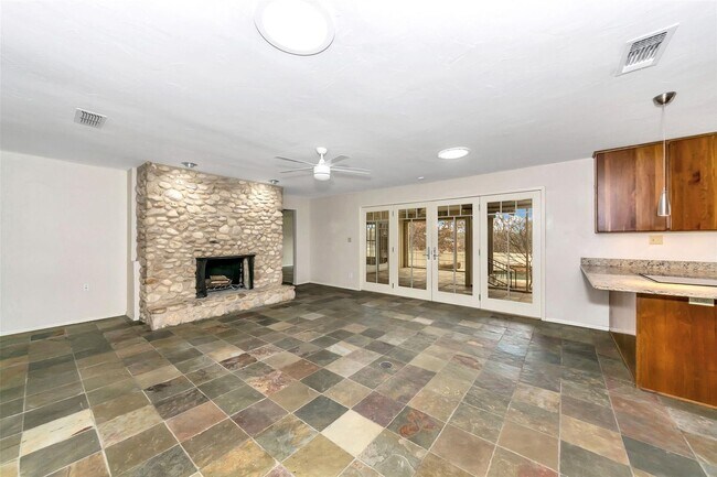 Photo - Stylish Mont Del Estates Gem with Saltwate...
