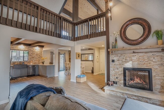 Building Photo - SKI LEASE:  Family Home with 1-Car Garage,...