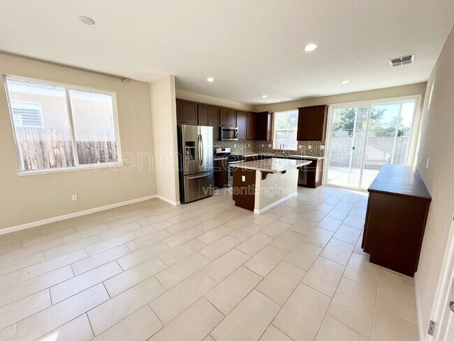 Photo - 482 Glendon Pl
