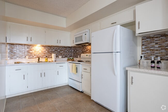 2BR, 1.5BA - 910 SF