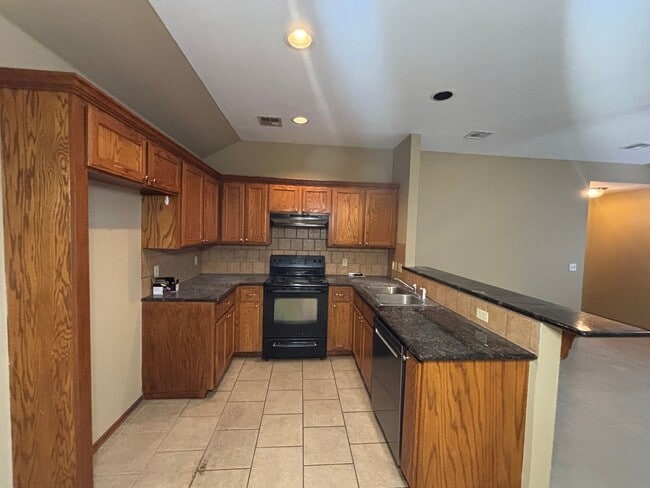 Photo - Wonderful Duplex in Yukon!