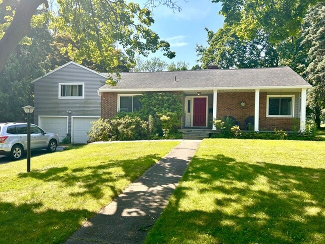 Building Photo - Beautiful Brighton Move-In Ready- Penfield Schools!