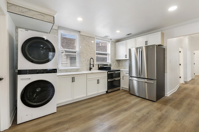 Photo - 711 W 44th St Unit 1