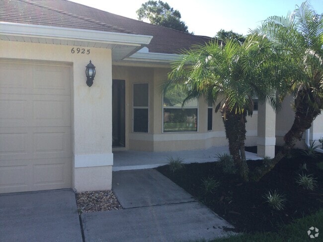 Building Photo - 6925 Krenson Oaks St Rental