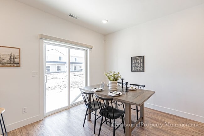 Photo - LEASE TAKEOVER for Darling 3 Bed 2.5 Bath Townhome located in Sugar City