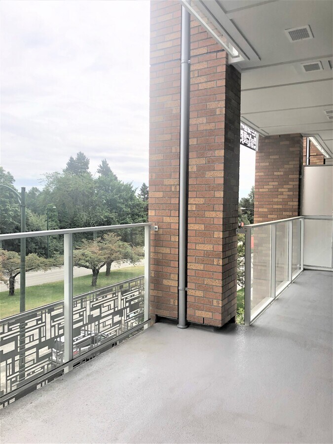 Photo - 6933 Cambie St