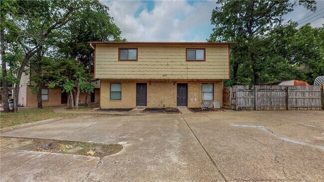 Building Photo - 1002 Verde Dr Unit A
