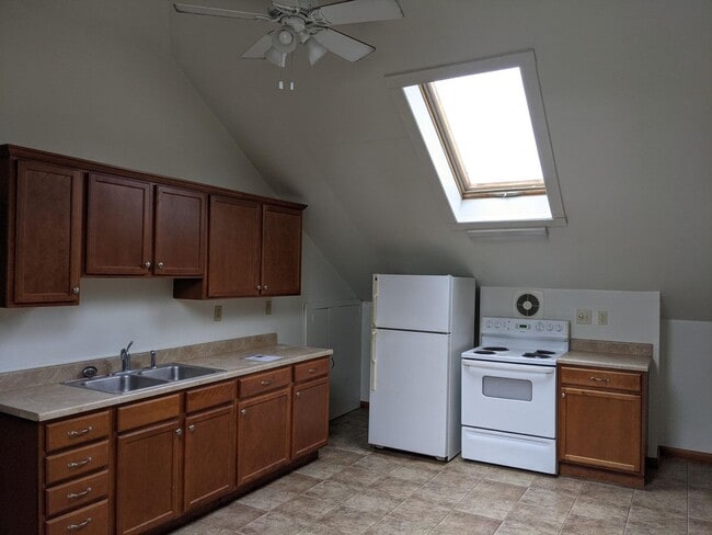 Photo - FALL 2026 AVAILABILITY!!!  2-bedroom, 1-bath apartment across from Kinnick and UIHC Unidad 727-UP