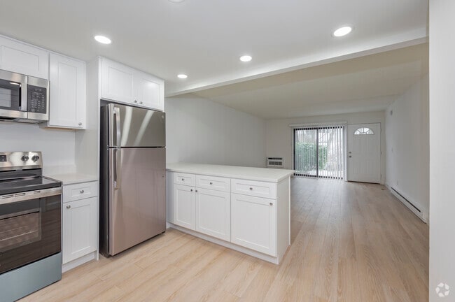 Studio - 513SF - Kitchen and Living Area - Putnam Green