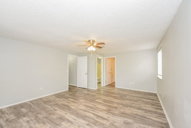 Photo - 110 Compass Ln