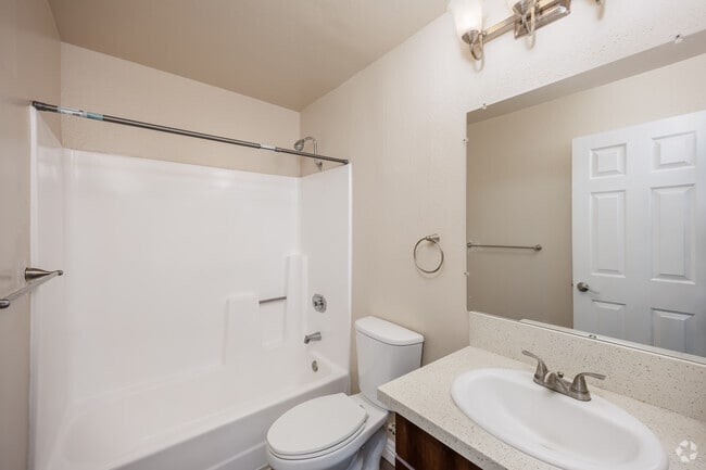 1BR, 1BA - 600SF - Bathroom