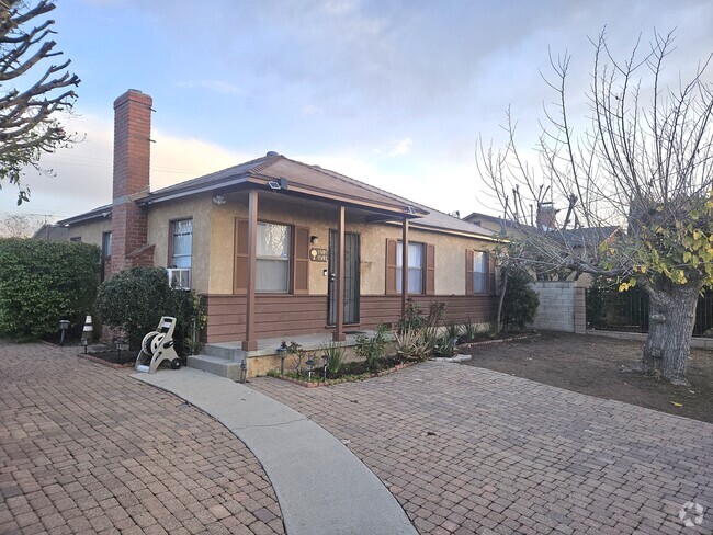 Building Photo - 11491 Saticoy St Rental