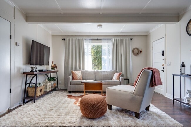 Building Photo - 273 W Carmel Valley Rd Unit A