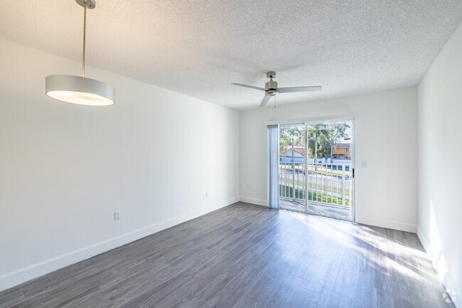 2BR, 1BA - 800SF - Varadero - Living Room/Dining Room