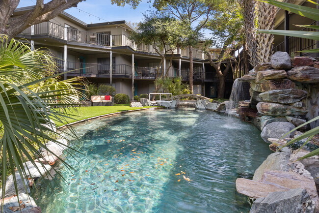 Le Parc - Exterior - Pool, Furniture and Fountain - Le Parc Rental