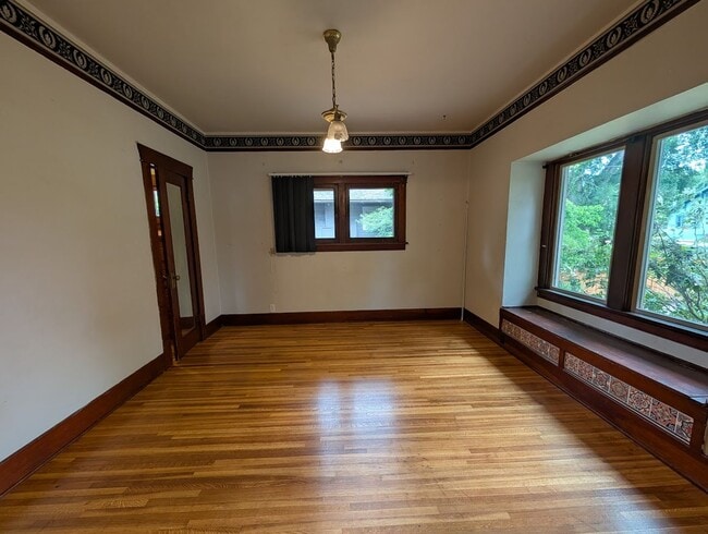 Photo - 4 Bedroom 2 Bath Pet-Friendly Normal Hill House