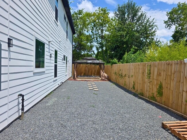 Photo - 3915 Tuam St