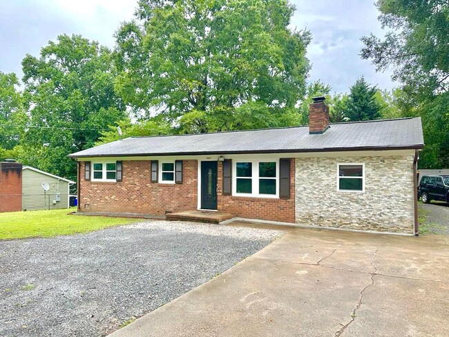 Building Photo - 2401 Woodleaf Dr Rental