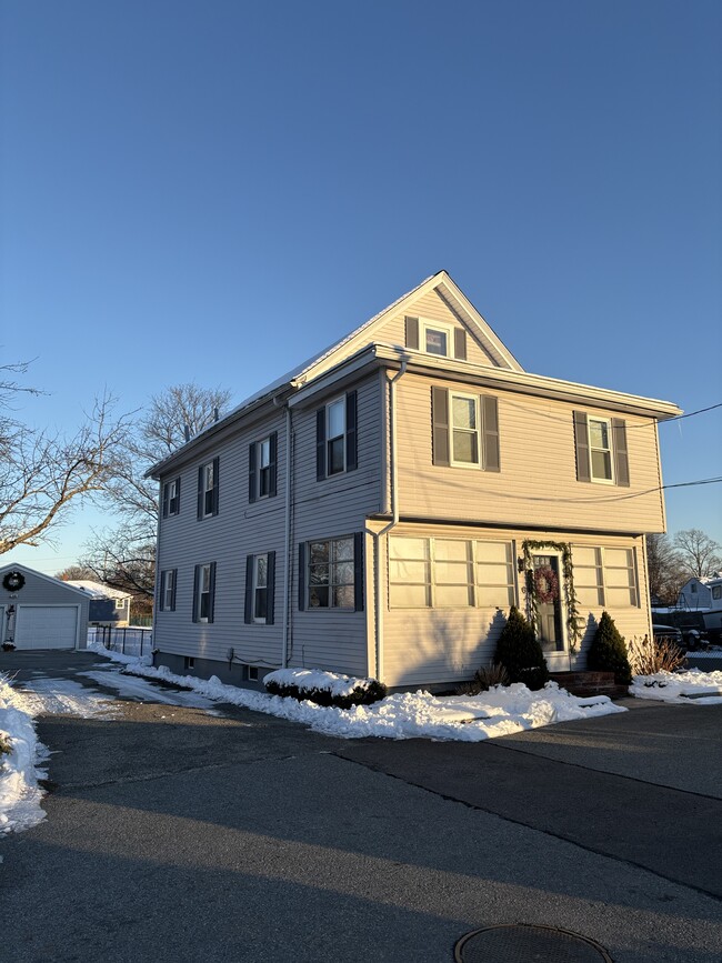 Building Photo - 6 Thrasher Ave Unit 2nd floor