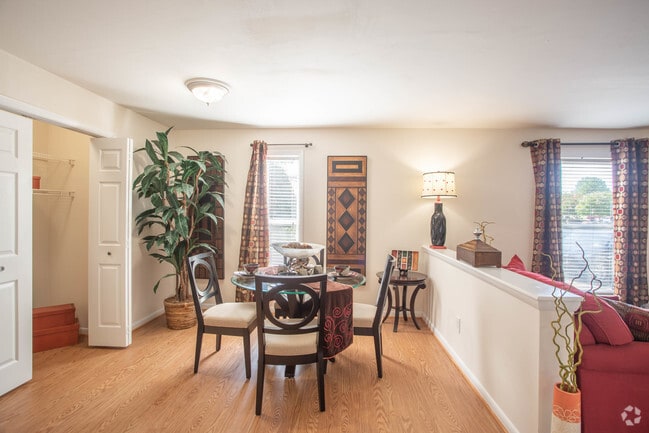 2BR,1BA,945SF Schooner