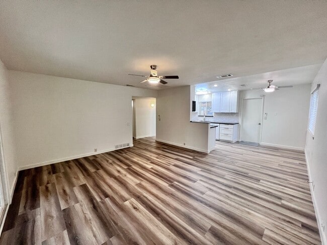 Photo - $2,495 Sierra & Cedar, 4 bedroom House - Fresno / Spacious Backyard / Fresh Paint / New Floors