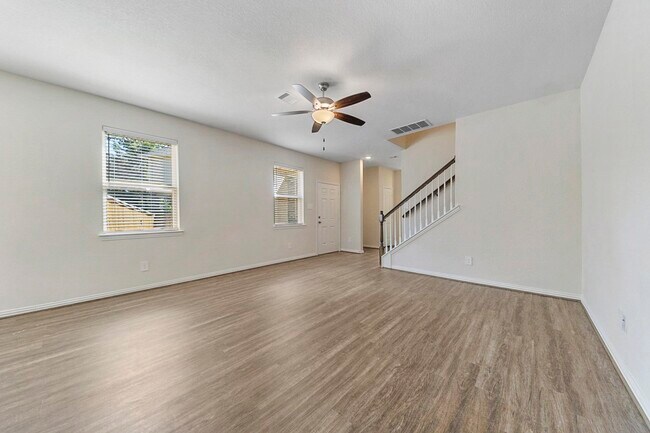 Photo - 115 Silver Sky St