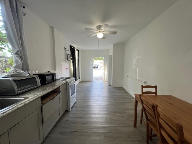 Building Photo - 2126 Arthur St Unit 2 Rental