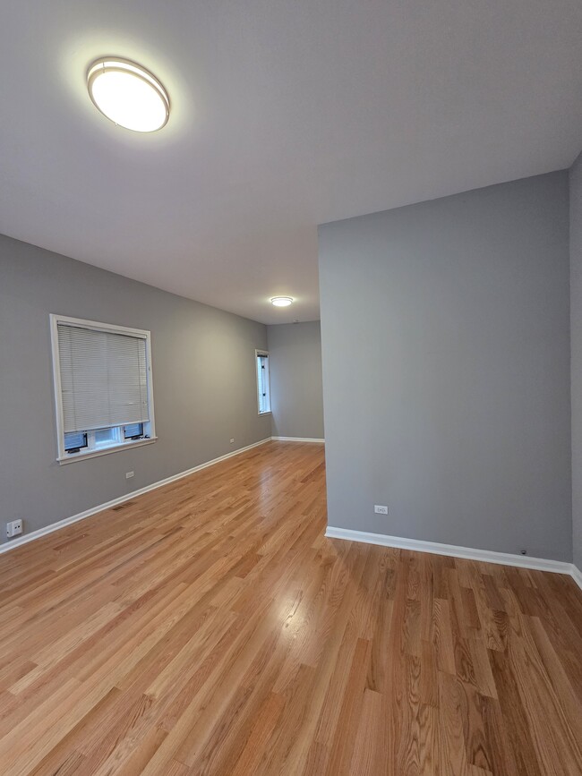 Living room - 1229 W Wellington Ave Unit 1