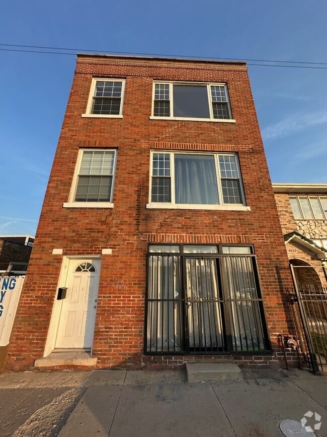 Building Photo - 4621 S Archer Ave Rental