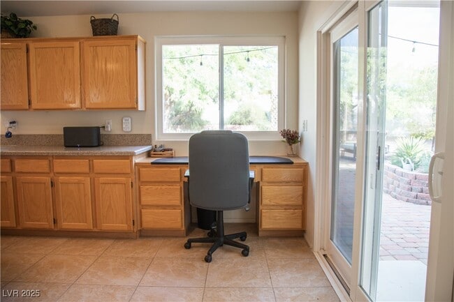 Building Photo - 7410 Deer Springs Way