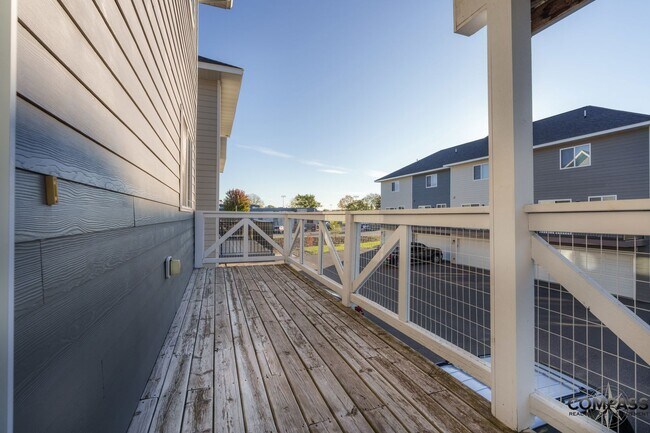 Photo - SPACIOUS UPDATED TOWNHOME WITH IN-UNIT LAUNDRY
