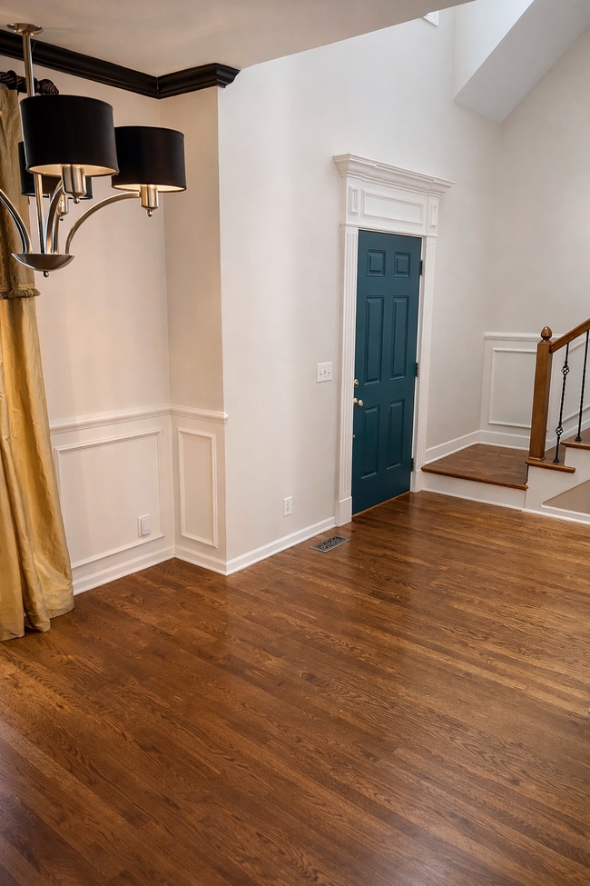 Photo - 2518 Wythe Close