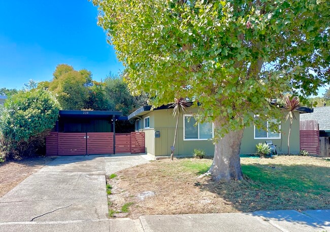 Photo - 220 Los Altos Pl