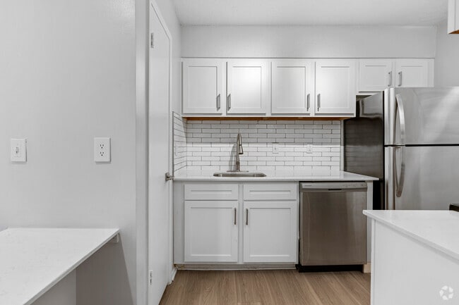 2BR, 2BA - 984SF - Kitchen
