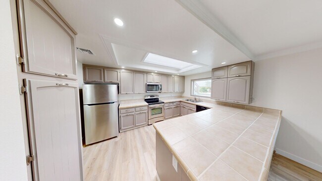 325 E Ave