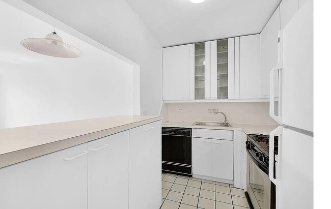Photo - 35-20 Leverich St