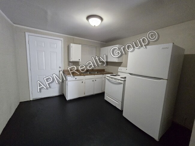 Building Photo - Updated two bedroom - Harden St.