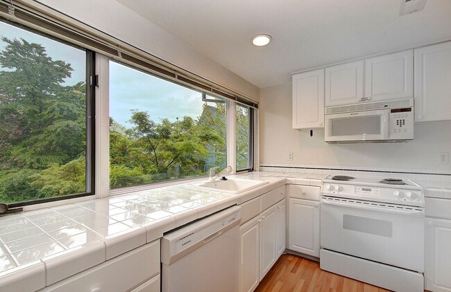 Photo - Bright Loft Condo with Stunning Columbia River Views