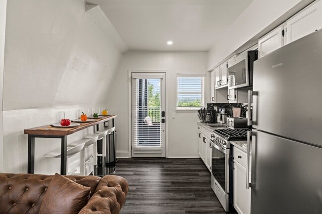 Photo - 660 Loraine St Unit 3