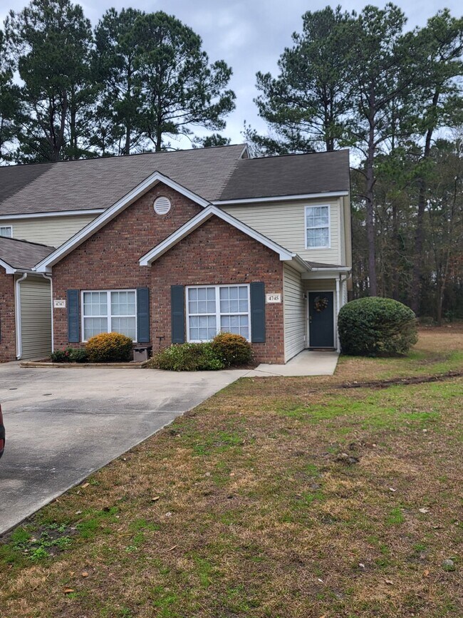 Photo - "Charming 2-Bedroom Townhouse on Skillmast...