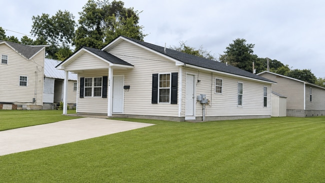 Building Photo - Home located in the Heart of Elizabeth City.