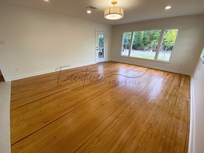 Photo - Spacious 4-Bedroom with Custom Finishes in...