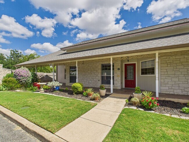 Building Photo - Corner Lot Garden Home