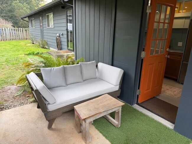 Photo - Updated and Stylish Studio Includes Utilities!