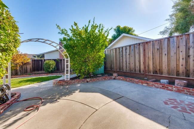 Building Photo - Hardwood Floors- Top Moreland SCH- SM Dogs Welcome- Close to Apple