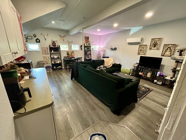 Cocina/sala de estar abierta - 404 Jagoe St Unidad 404A