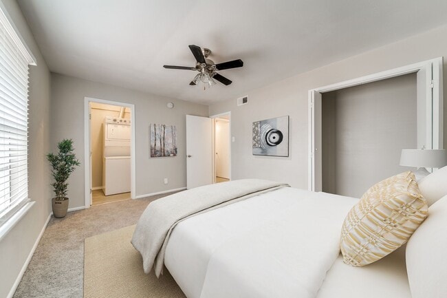 Photo - The Oaks Apartments At Medical Center