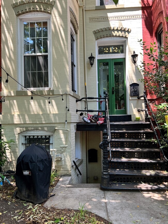 Front Of Row Home - 212 5th St NE Unit 2