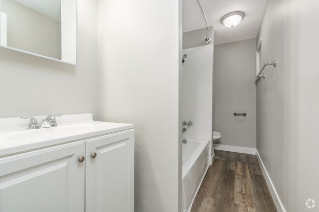 2BR, 1BA - 1,050SF - Bathroom